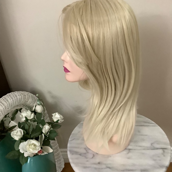 NEW Beautiful Blonde Wig - Picture 2 of 12